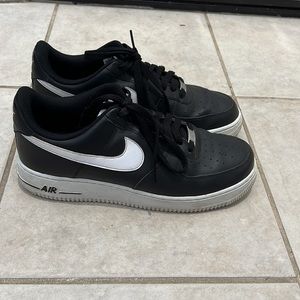 Black and white 9.5 AF1’s
